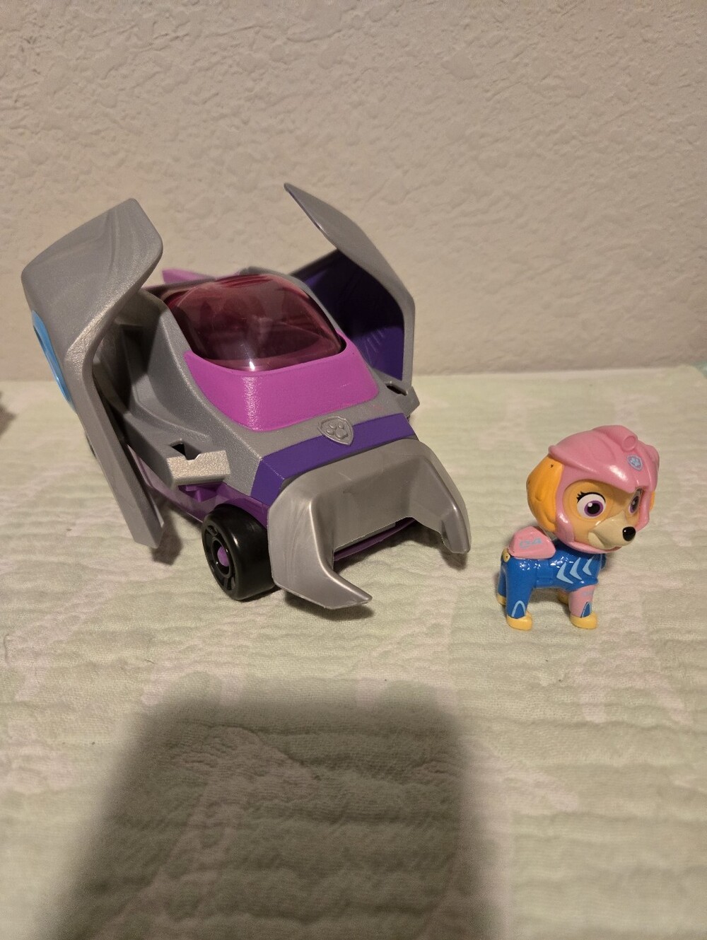 Paw Patrol Aqua Pup Skye And Transforming Manta Ray Vehicle.